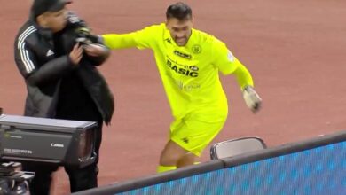 الاعتداء على حامل كرات يُكلف حارسا الإيقاف في الدوري السعودي