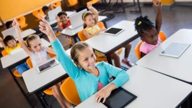 بعد توجه دول للعودة للكتب الورقية.. خبيرة تربوية تحذر من مخاطر الشاشات في المدارس