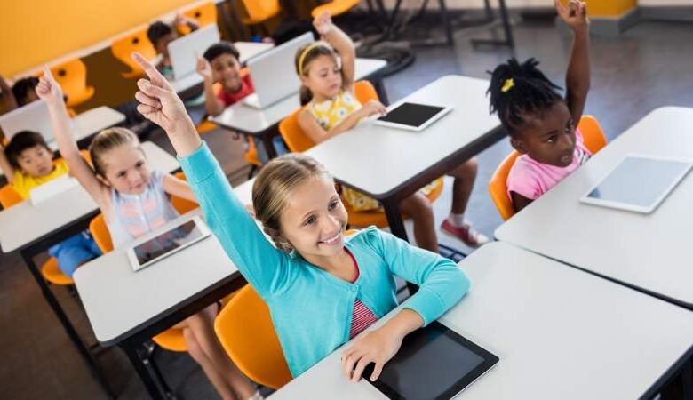 بعد توجه دول للعودة للكتب الورقية.. خبيرة تربوية تحذر من مخاطر الشاشات في المدارس