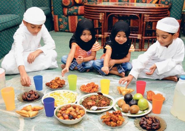 بين التشجيع والخطر.. كيف يصوم أطفالك بأمان؟