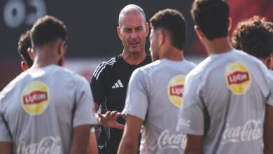 توروب يراجع خطة الجونة مع لاعبي الأهلي قبل مواجهة الدوري