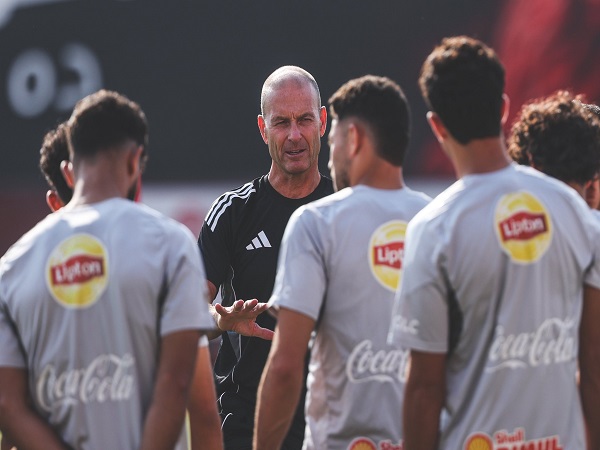 توروب يراجع خطة الجونة مع لاعبي الأهلي قبل مواجهة الدوري