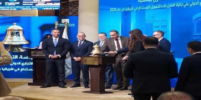 رئيس البورصة يشارك “التجاري الدولي” قرع جرس التداول احتفالًا بجائزة أفضل بنك للتمويل المستدام في أفريقيا