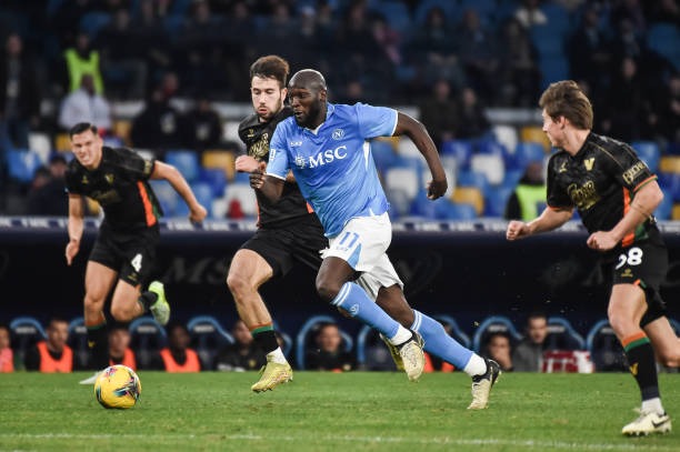 لوكاكو يمنح نابولي فوزا قاتلا أمام هيلاس فيرونا في الدوري الإيطالي