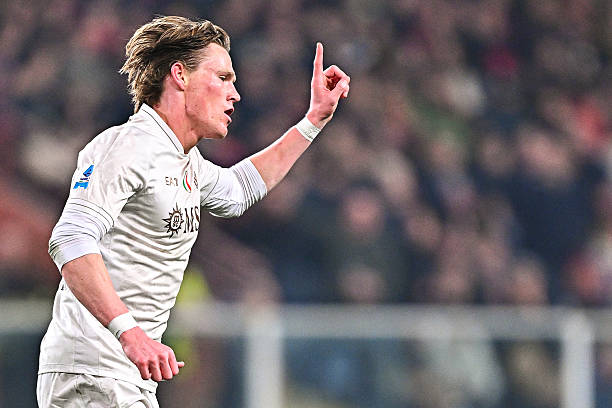 مكتوميناي: لا مفاوضات مع يونايتد.. ومستقبلي في نابولي