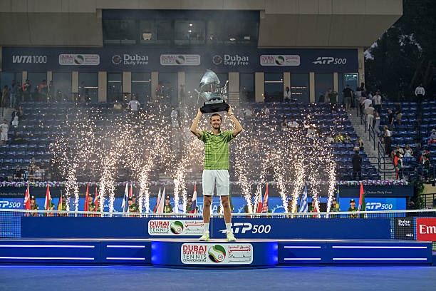 ميدفيديف يتوج بلقب بطولة دبي للتنس بعد انسحاب خريكسبور