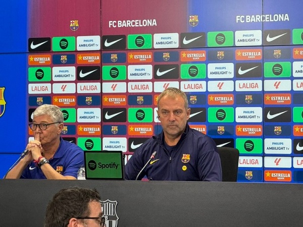 هانز فليك: مواجهة نيوكاسل يونايتد صعبة وبرشلونة يعاني من الإصابات