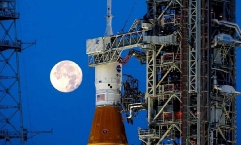 وكالة ناسا تعيد صاروخا تعتزم إرساله إلى القمر لإجراء مزيد من أعمال الإصلاح قبل إطلاقه