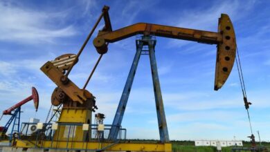 أسعار النفط تقلص خسائرها وتستعيد مستويات 90 دولارا