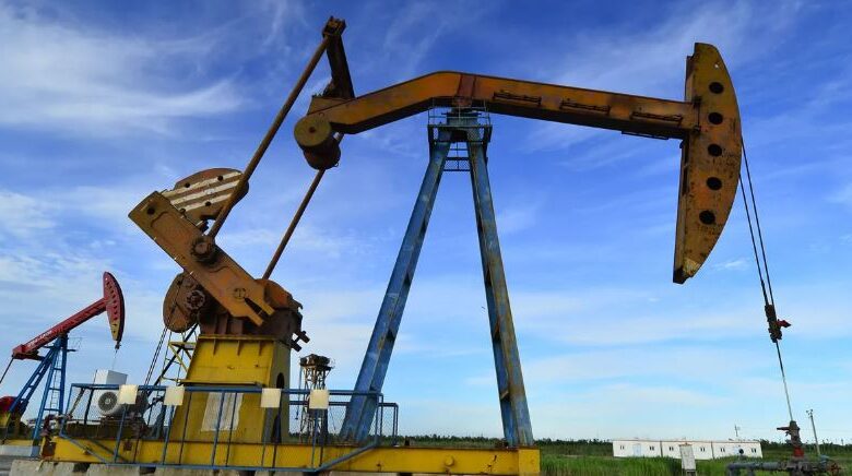 أسعار النفط تقلص خسائرها وتستعيد مستويات 90 دولارا