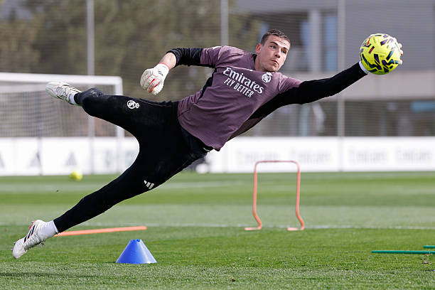 إنتر ميلان يضع لونين ضمن خياراته لحراسة المرمى