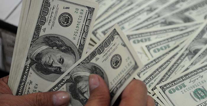 الدولار يتجاوز الـ 52 في عدد من البنوك خلال تعاملات اليوم