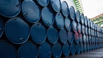 النفط يصعد 9% إلى 117 دولارا للبرميل مع تصاعد الهجمات على منشآت الطاقة