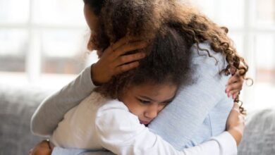 حين تصل الحروب إلى قلوب الصغار.. كيف تتعامل الأسرة مع قلق الأطفال على أهلهم المغتربين؟