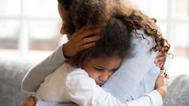 حين تصل الحروب إلى قلوب الصغار.. كيف تتعامل الأسرة مع قلق الأطفال على أهلهم المغتربين؟