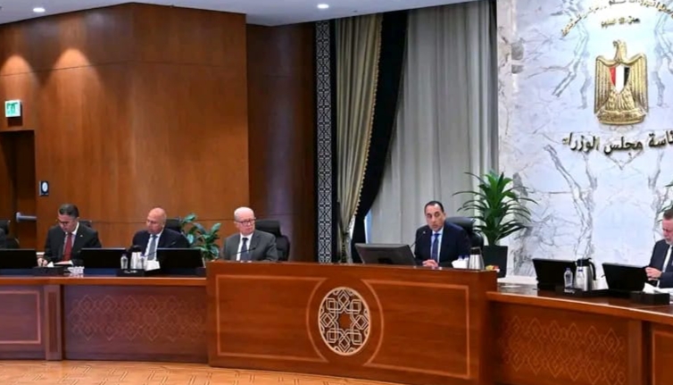 رئيس الوزراء يترأس اجتماع المجموعة الوزارية الاقتصادية بحضور حسن عبدالله