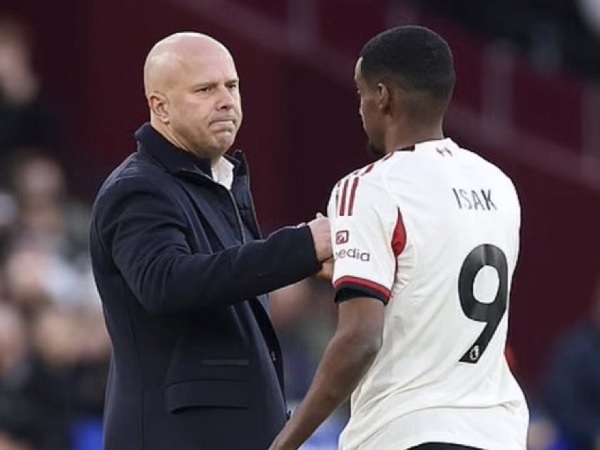 سلوت: متحمس لعودة إيزاك وإدارة ليفربول تقدم لي الدعم الكامل