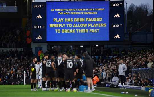 ليدز يندد بصافرات الاستهجان خلال توقف مباراة بسبب الإفطار في رمضان