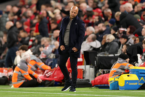 مايكل أوين: مستقبل سلوت مع ليفربول مرهون بتحقيق لقب هذا الموسم