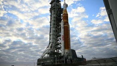 ناسا تنقل صاروخها القمري من أجل عملية إطلاق في أبريل
