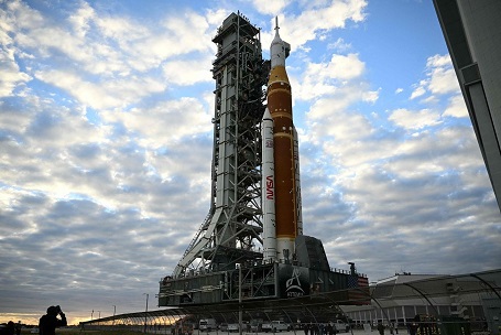 ناسا تنقل صاروخها القمري من أجل عملية إطلاق في أبريل