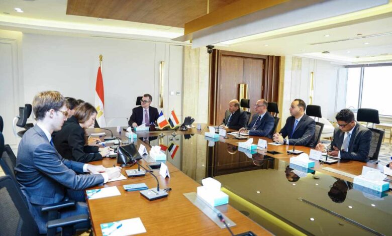 وزير التخطيط يبحث مع السفير الفرنسي ووفد الوكالة الفرنسية للتنمية تعزيز العلاقات الاستراتيجية بين البلدين