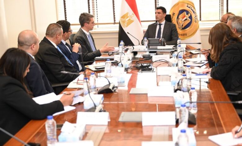 وزير الصناعة يبحث مع وفد البنك الدولي ومؤسسة التمويل الدولية سبل دعم المشروعات الصناعية بمصر