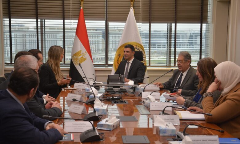 وزير الصناعة يستعرض مع «مرسيدس-بنز إيجيبت» فرص توطين صناعة السيارات وتعميق المكون المحلي