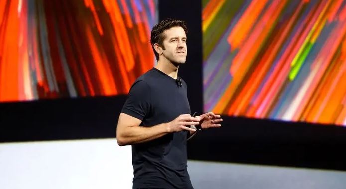 آبل تعتزم تعيين جون تيرنوس رئيسا تنفيذيا جديدا خلفا لتيم كوك