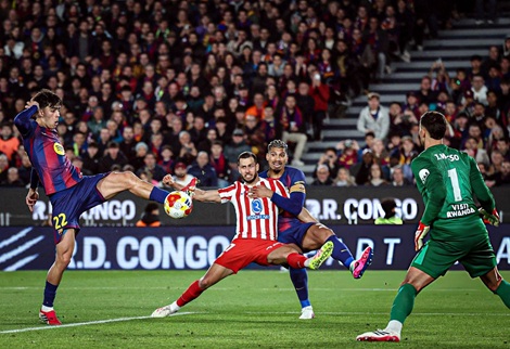 أتلتيكو مدريد يقترب من قبل نهائي دوري الأبطال بفوز تاريخي في معقل برشلونة