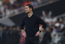 ألونسو يترقب قرارات ليفربول ومانشستر سيتي للعودة إلى الدوري الإنجليزي