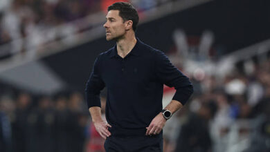 ألونسو يترقب قرارات ليفربول ومانشستر سيتي للعودة إلى الدوري الإنجليزي