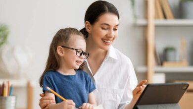 الأمومة في عصر الذكاء الاصطناعي.. هل يغني شات جي بي تي عن استشارة الطبيب؟