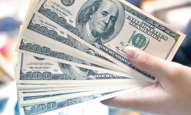 البنوك تتجه إلى إلغاء استثناءات عمولة فتح الاعتمادات المستندية مع تزايد ضغوط العملة