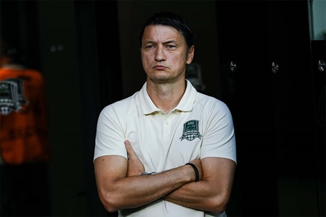 العين الإماراتي يجدد عقد مدربه حتى 2028