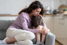 القلق المُصنّع.. كيف تدفعك السوشيال ميديا إلى الخوف الزائد على أطفالك؟