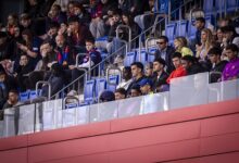 حمزة عبد الكريم يجاور يامال ونجوم برشلونة في متابعة فوز الرديف بديربي كتالونيا