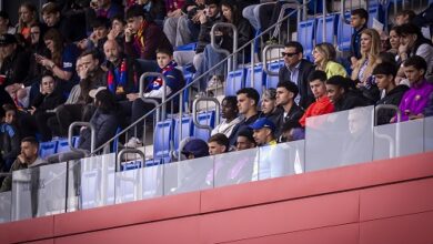 حمزة عبد الكريم يجاور يامال ونجوم برشلونة في متابعة فوز الرديف بديربي كتالونيا