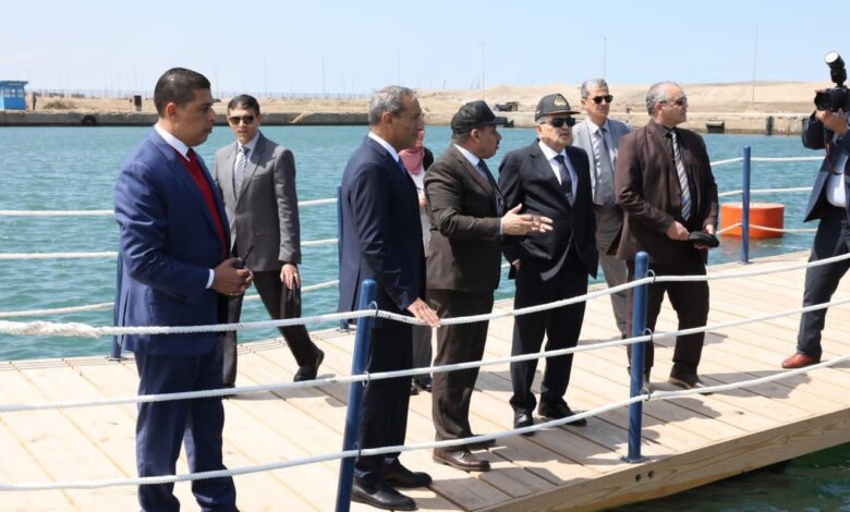 رئيس هيئة قناة السويس يتفقد مشروع الأقفاص السمكية في الجونة ببورسعيد