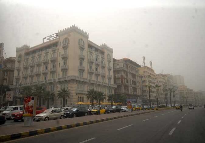 رياح وأتربة تضرب الإسكندرية