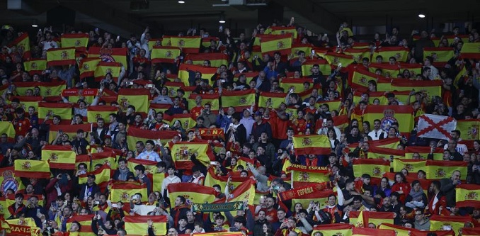 فيفا تحقق مع الاتحاد الإسباني بسبب الهتافات العنصرية في مباراة مصر