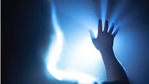 لقاء الأحبة والأبواب.. ماذا يرى المرضى في أحلامهم قبل الوفاة؟