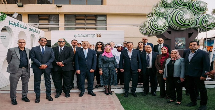 وزير الزراعة يتفقد جناح البنك الزراعي المصري في «معرض زهور الربيع»