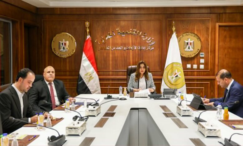 وزيرة التنمية المحلية والبيئة تتابع الموقف التنفيذي لمنظومة التصالح على بعض مخالفات البناء في المحافظات